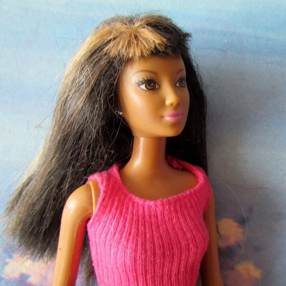 ETHNIC STREAKED HAIR BARBIE, LEGS BEND, BROWN HAIR w GOLD STREAK, BANGS + OUTFIT